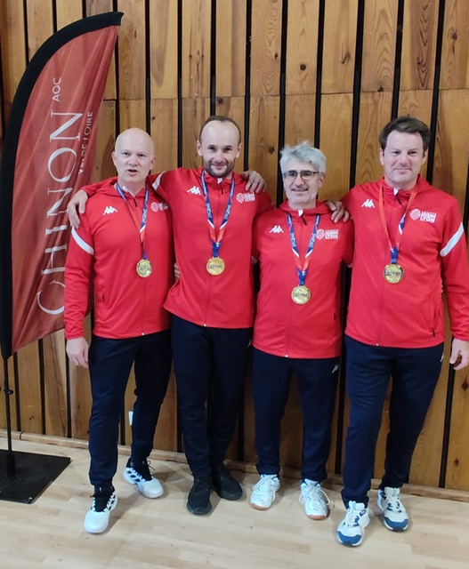 Championnats de France 2026 fleuret hommes vétérans à Chinon, l'équipe de la Société d'Escrime de Lyon, championne de France.