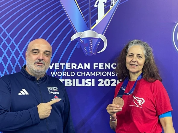 Bénédicte Bisson, médaille de bronze au fleuret dames V3 aux Mondiaux 2026 de Tbilissi, avec l'entraîneur national du fleuret, Maître Luc Tuloup